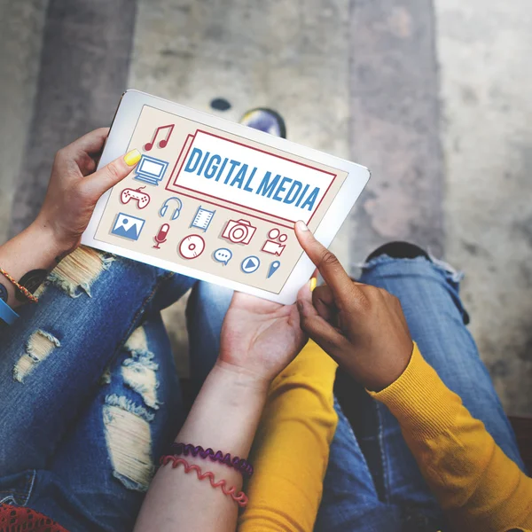 Menschen mit digitalem Tablet — Stockfoto