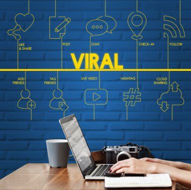 Dizüstü bilgisayarda yazan kadın klavyesi