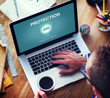 laptop ile çalışma ve kahve içme adam