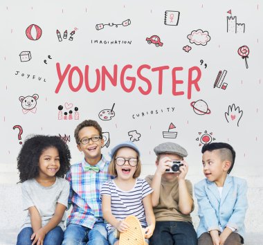 Gülümseyen ve oynayan neşeli çocuklar 