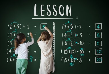 çizme ve yazma iki küçük kız