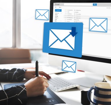 bilgisayar Office ile çalışan kişi