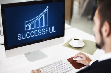 Başarılı başarı ile bilgisayar kullanarak iş adamı