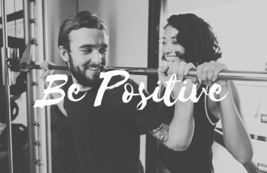 Sportif çift egzersizleri yapıyor