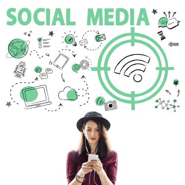 Akıllı telefon tarama şapkalı kadın