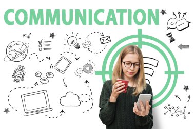 Akıllı telefon kullanan genç kız.