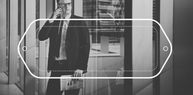 İş adamı telefonda konuşuyor. 