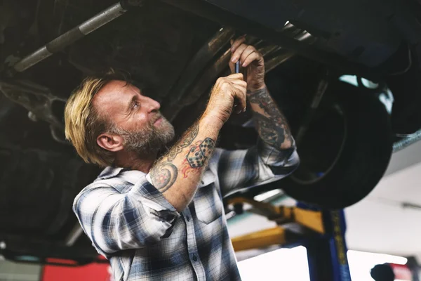 Man mechanic repairing car — Stock Photo, Image