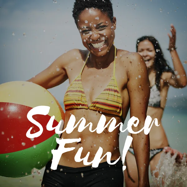 Mujer feliz con pelota de playa — Foto de Stock