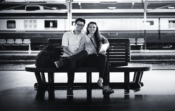 Casal no banco na estação ferroviária — Fotografia de Stock