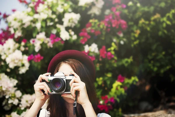 Chica haciendo fotos en la cámara — Foto de Stock