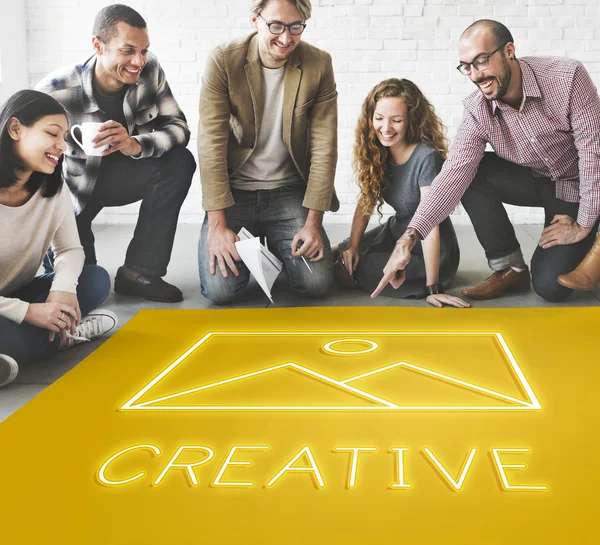 Designers que trabalham com cartaz e criativo — Fotografia de Stock