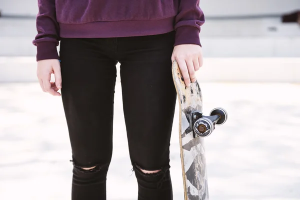 Mulher segurando skate — Fotografia de Stock