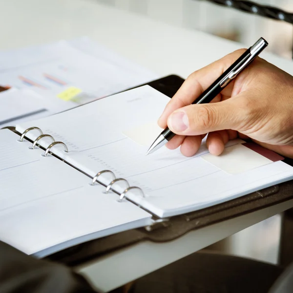 Geschäftsmann arbeitet und schreibt Notizen — Stockfoto