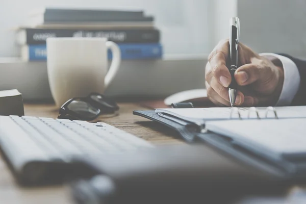 Empresário que trabalha no escritório — Fotografia de Stock