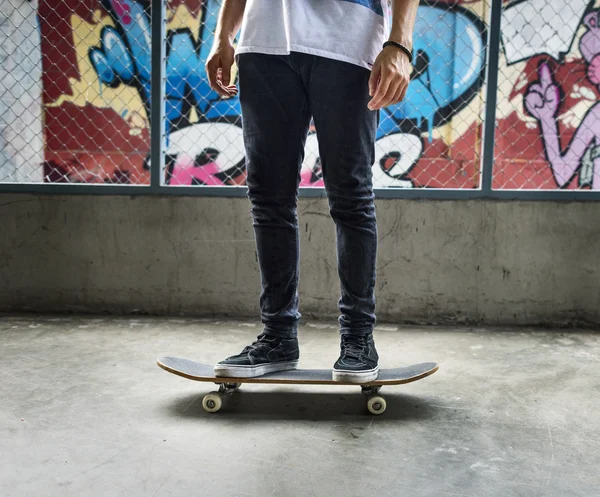 Hipster rit op skateboard — Stockfoto