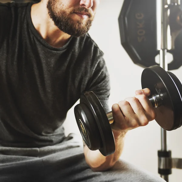 Homem fazendo exercícios de musculação — Fotografia de Stock