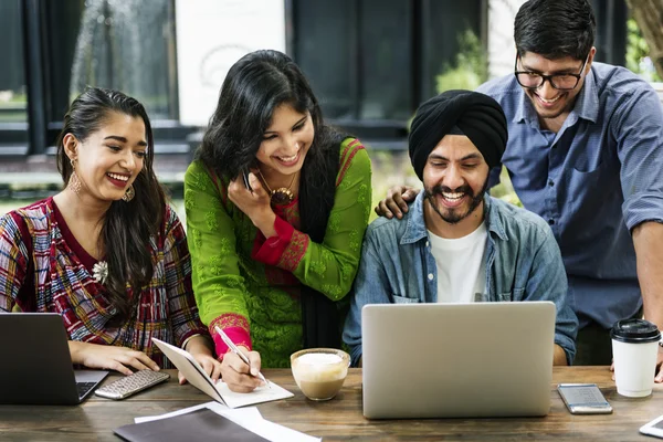 Vackra indiska studenter — Stockfoto