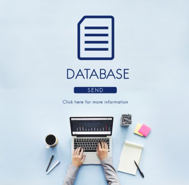 laptop ile çalışan kişi 