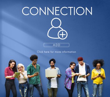 Farklı dijital cihazlar kullanan öğrenciler