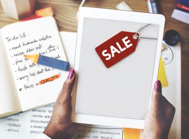 Dijital tablet tutan eller kadın