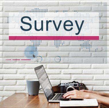 Dizüstü bilgisayarda yazan kadın klavyesi