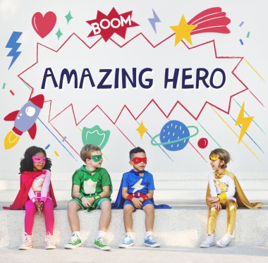 Süper kahraman çocuklar oynarken ve eğlenin