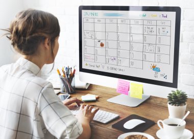 bilgisayar ile çalışan kadın