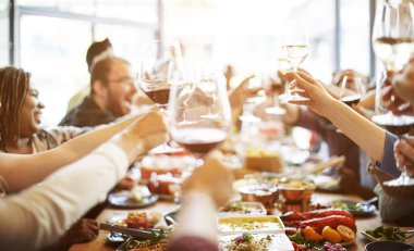 İnsanlar alkış şarap akşam yemeği sırasında