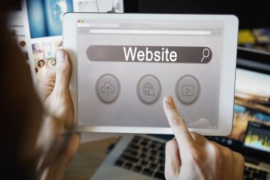 Dijital tablet ekran dokunaklı adam