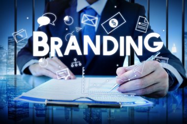 Belgelerle çalışan bir işadamı