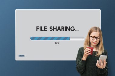 Akıllı telefon kullanan genç kız.