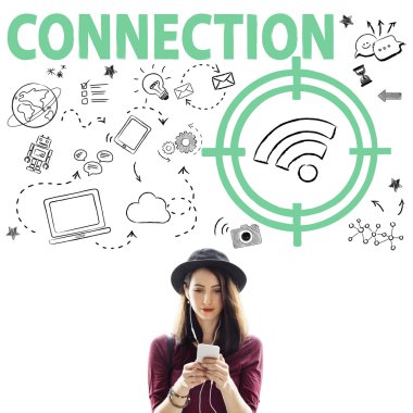 Akıllı telefon tarama şapkalı kadın