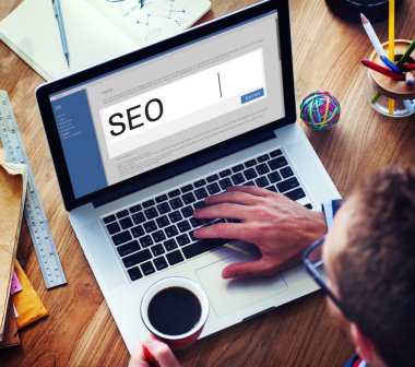 İşadamı laptop Seo kavramı ile kullanma 