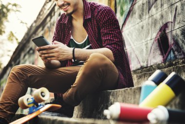 kaykaycı adam tutarak akıllı telefon