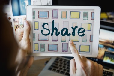 Dijital tablet ekran dokunaklı adam