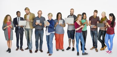 Farklı kişi dijital cihazlar ile