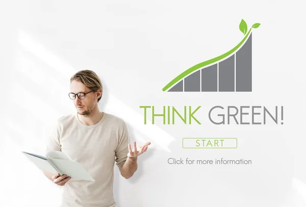 Homem de negócios trabalhando com pensar verde — Fotografia de Stock