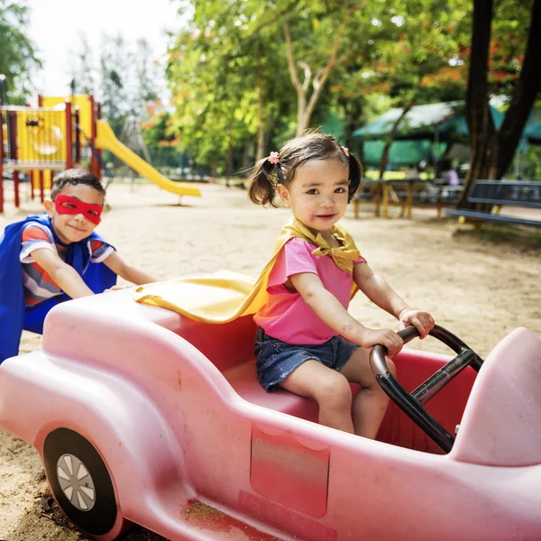 Kinderen die buiten spelen — Stockfoto