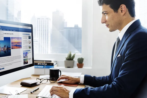 Uomo d'affari che lavora con il computer — Foto Stock