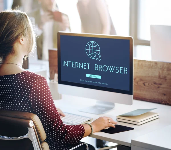 Empresária trabalhando no computador com o navegador global — Fotografia de Stock