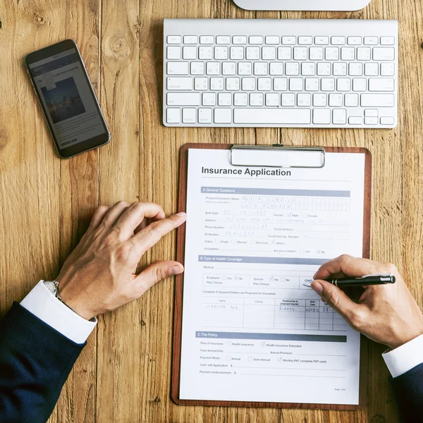 Empresário que trabalha no escritório — Fotografia de Stock