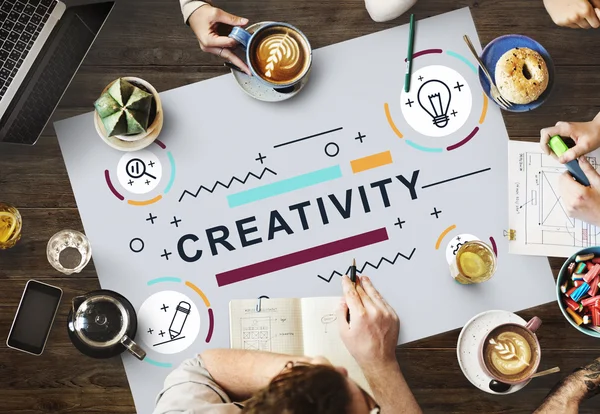 Mesa con póster con concepto de creatividad —  Fotos de Stock