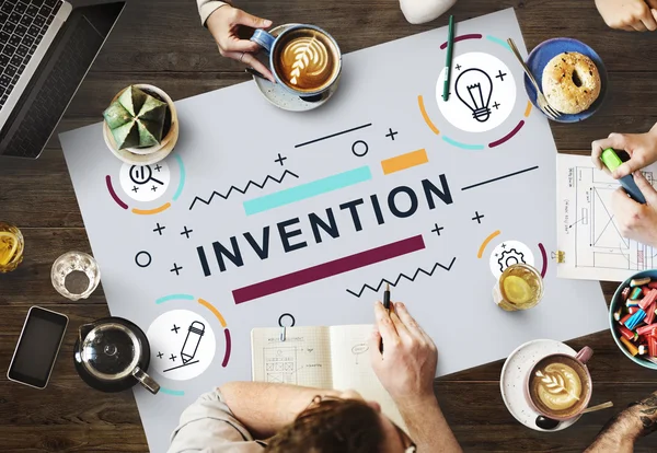 Mesa con póster con concepto de invención —  Fotos de Stock