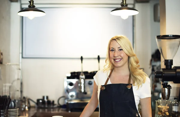 Barista fazendo café no café — Fotografia de Stock