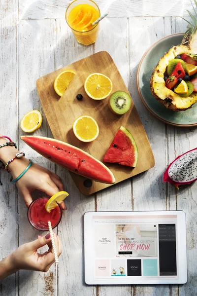 Tropische vruchten op tafel — Stockfoto