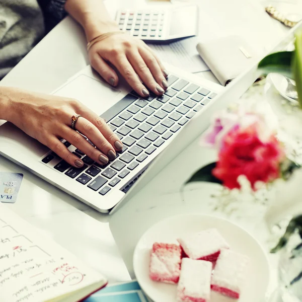 Concetto di analisi del computer portatile nello spazio di lavoro — Foto Stock