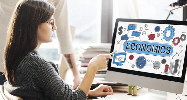 Kvinnan visar på monitor med ekonomi — Stockfoto
