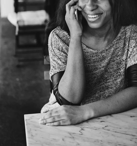 Mulher falando no telefone móvel — Fotografia de Stock