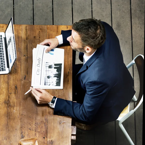 Affärsman på möte med laptop — Stockfoto